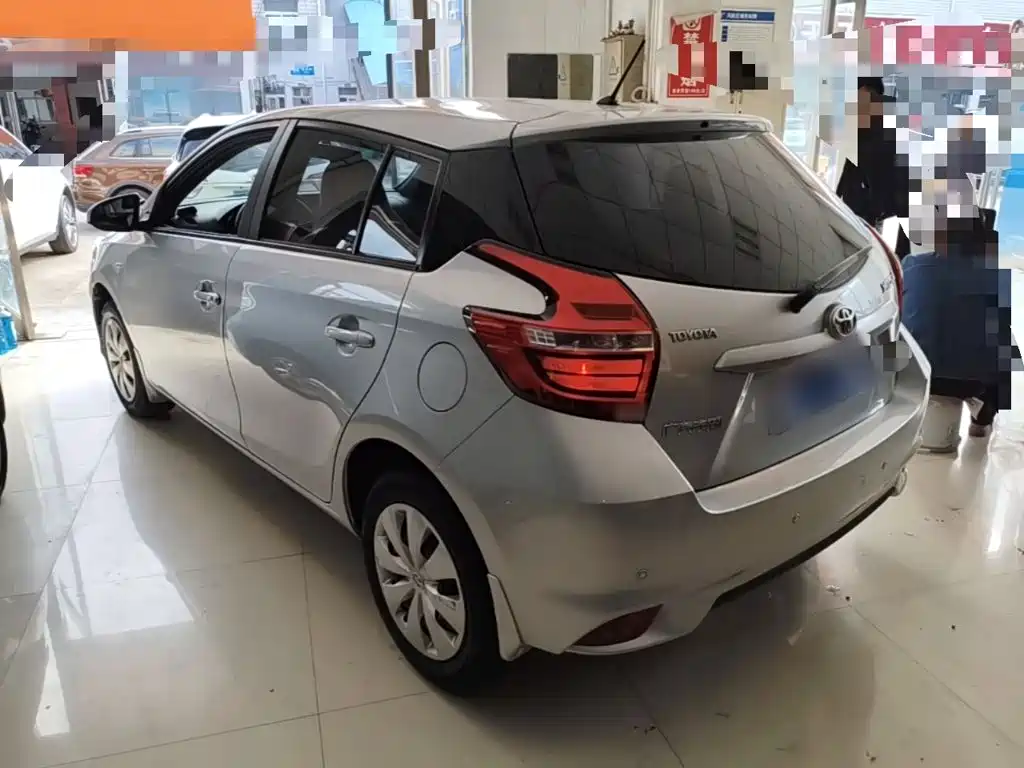 Toyota Yaris L — фото 4