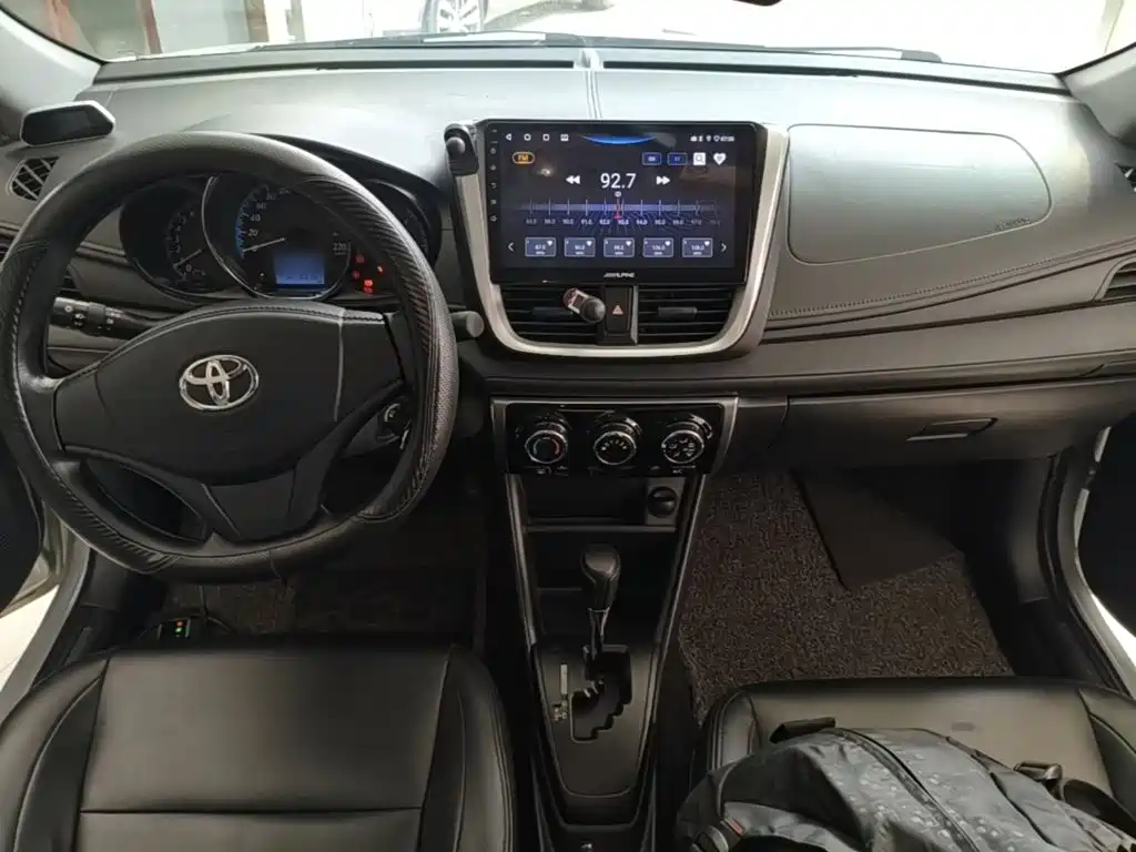 Toyota Yaris L — фото 9
