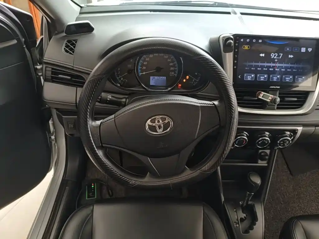 Toyota Yaris L — фото 10