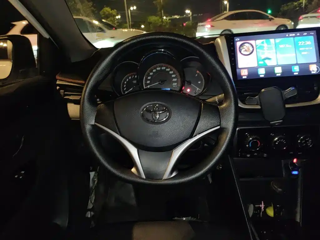Toyota Yaris L — фото 2