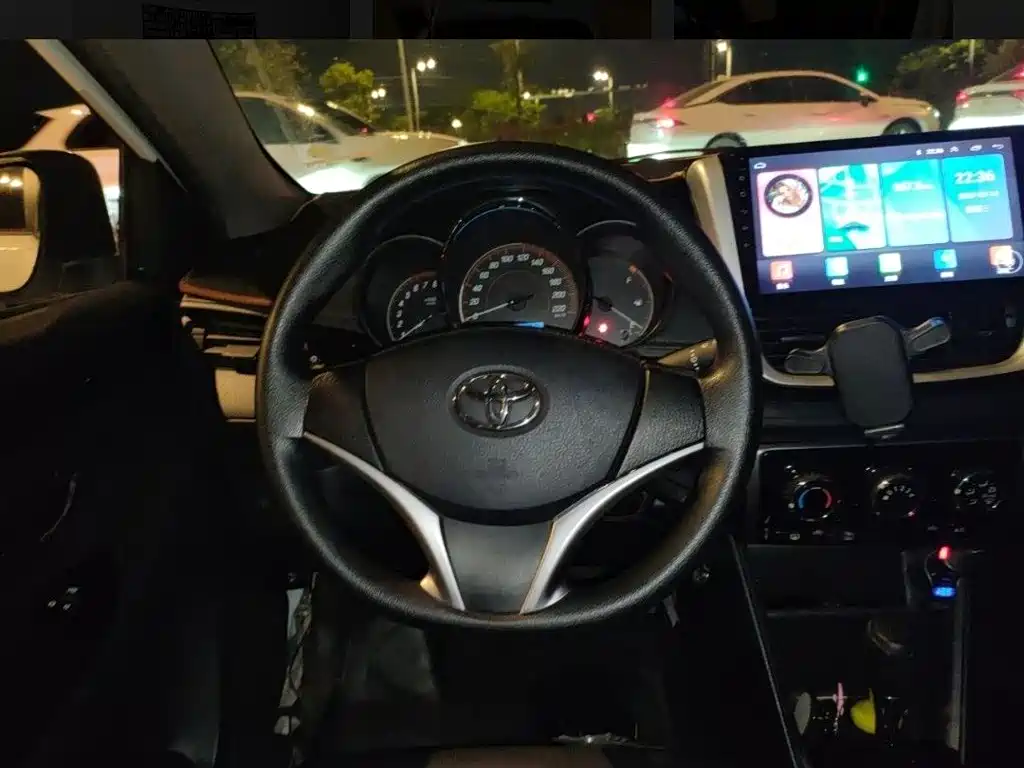 Toyota Yaris L — фото 13