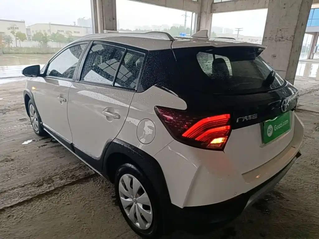 Toyota Yaris L — фото 4