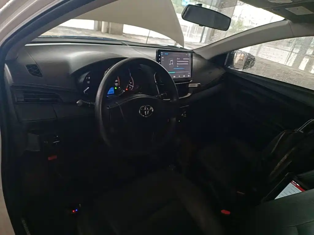 Toyota Yaris L — фото 9