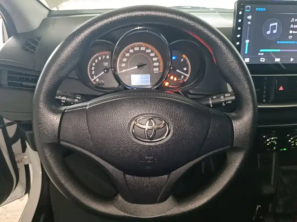 Toyota Yaris L — фото 10