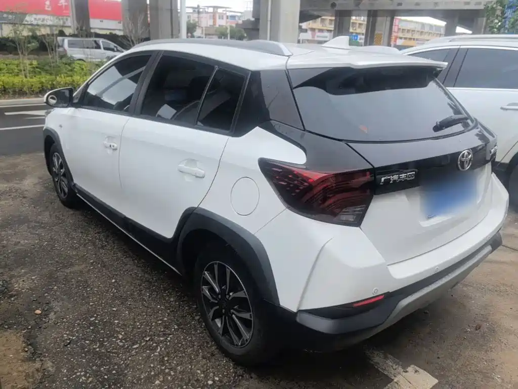 Toyota Yaris L — фото 4