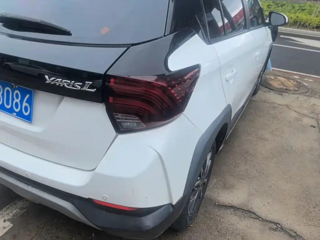 Toyota Yaris L — фото 7