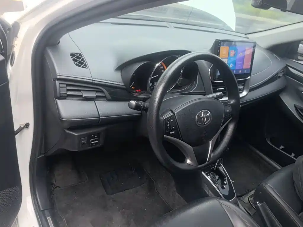 Toyota Yaris L — фото 9