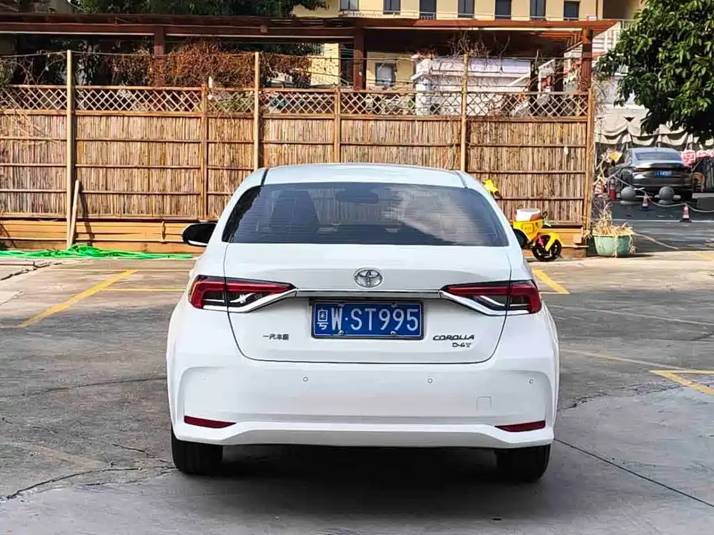 Toyota Corolla — фото 5