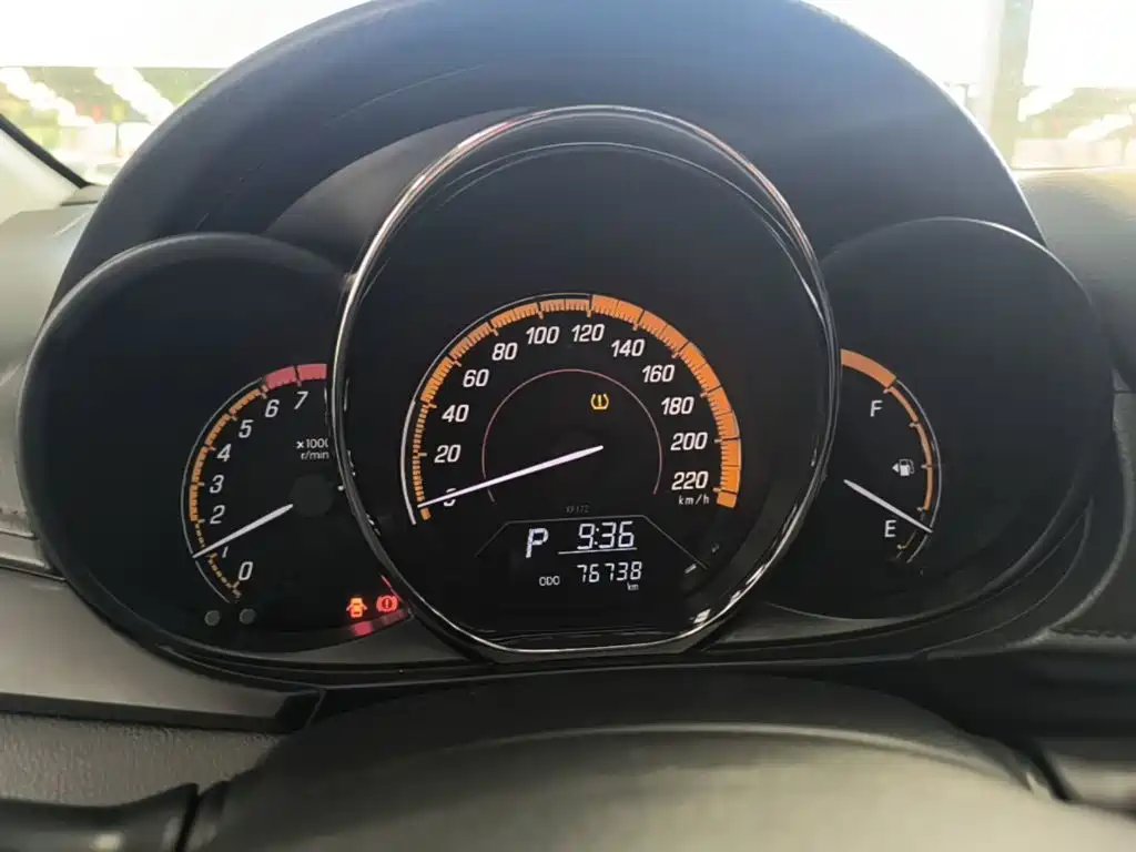 Toyota Yaris L — фото 11