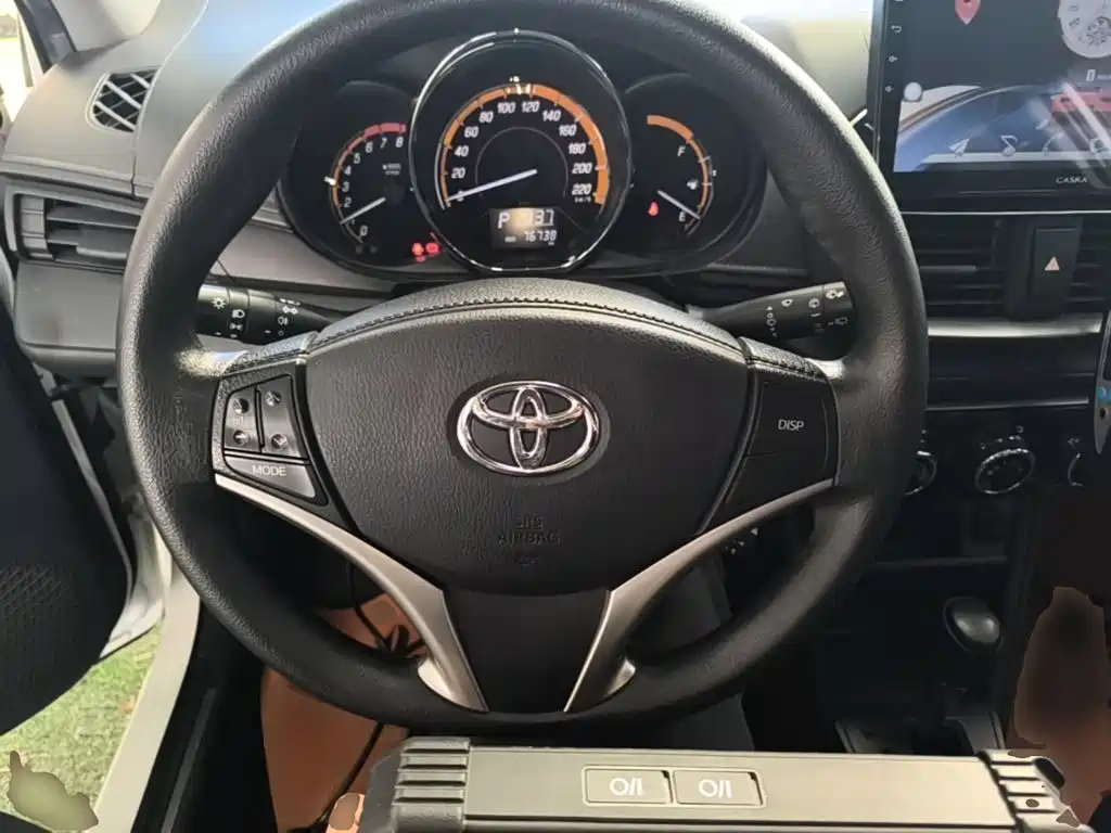 Toyota Yaris L — фото 10