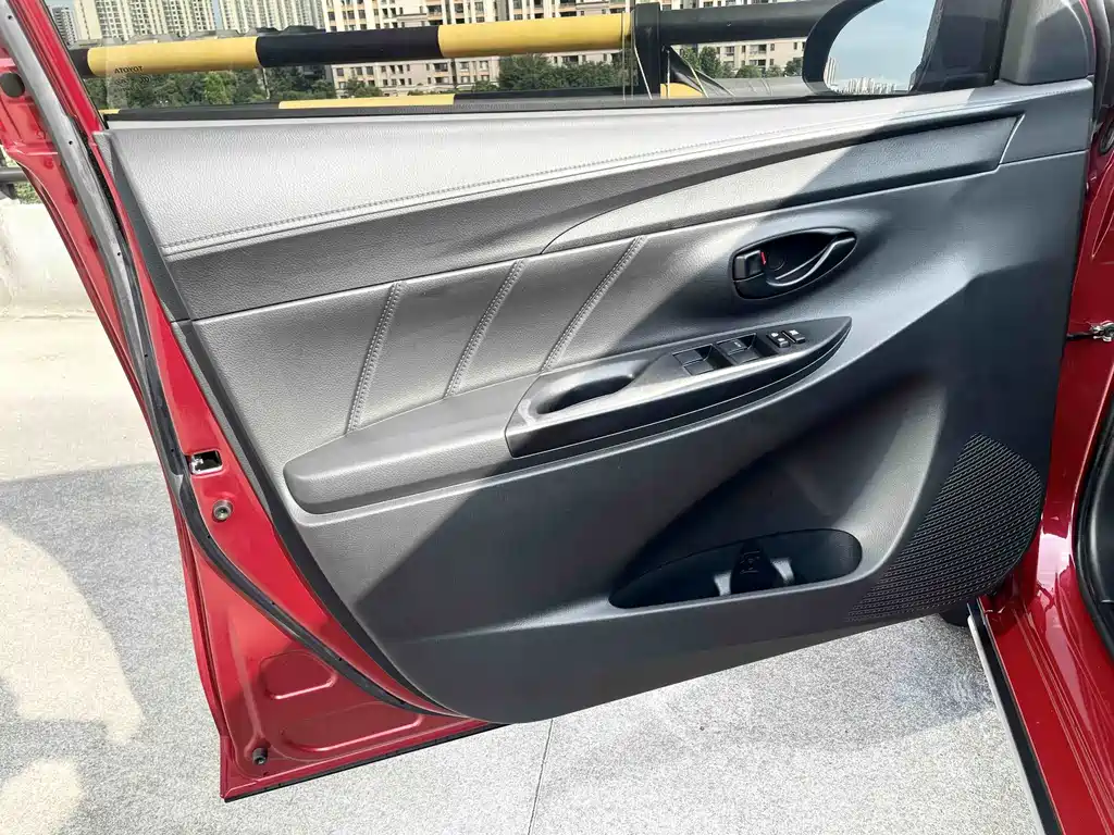 Toyota Yaris L — фото 7