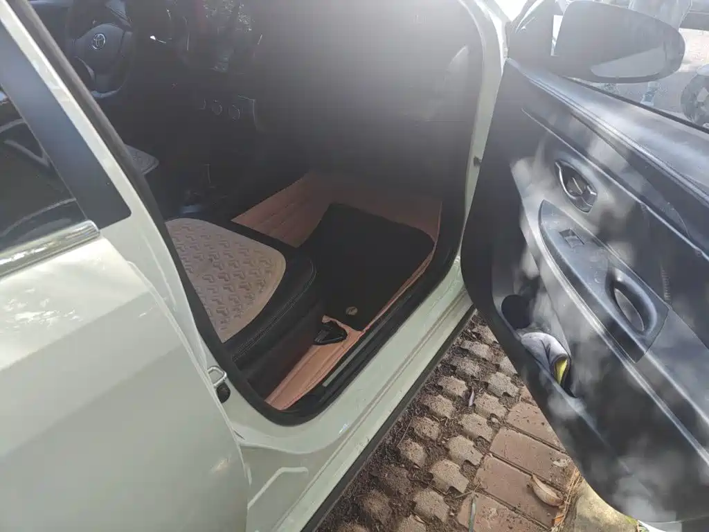 Toyota Yaris L — фото 19