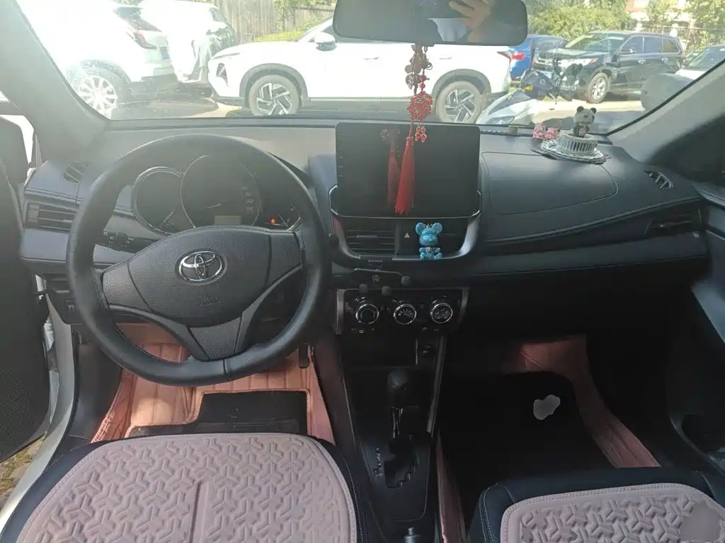 Toyota Yaris L — фото 5