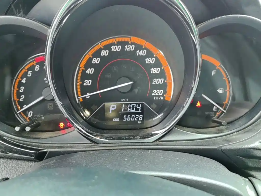 Toyota Yaris L — фото 11