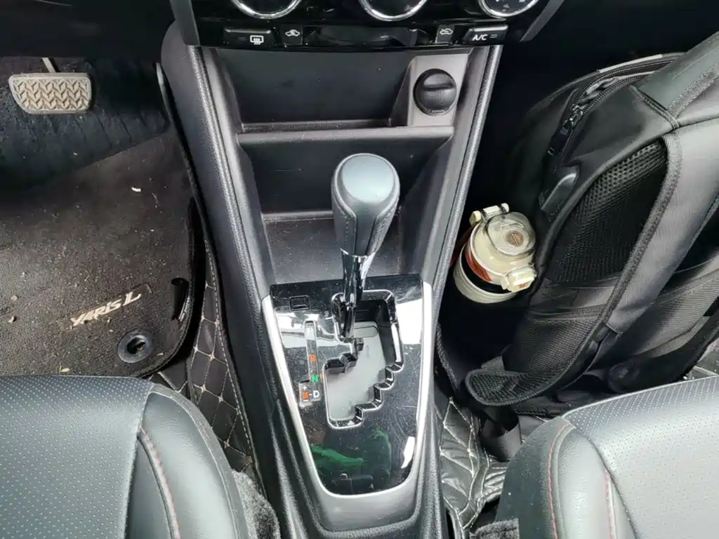 Toyota Yaris L — фото 13