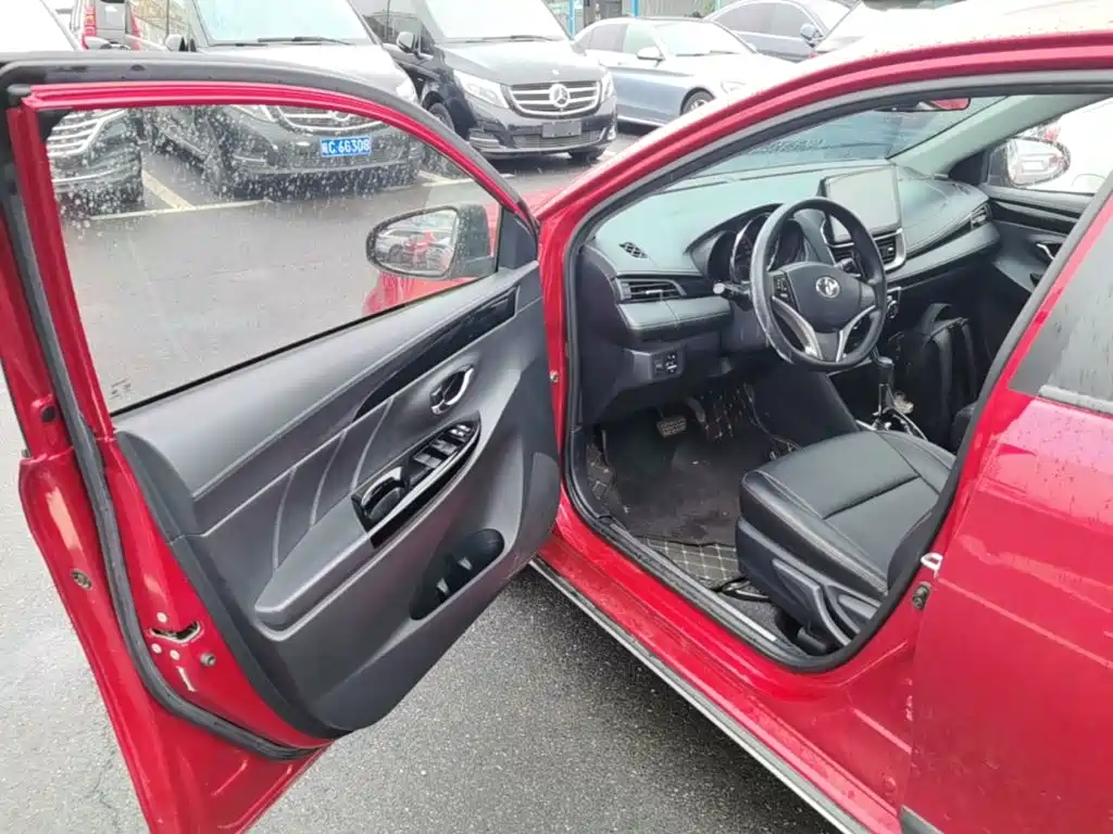Toyota Yaris L — фото 15