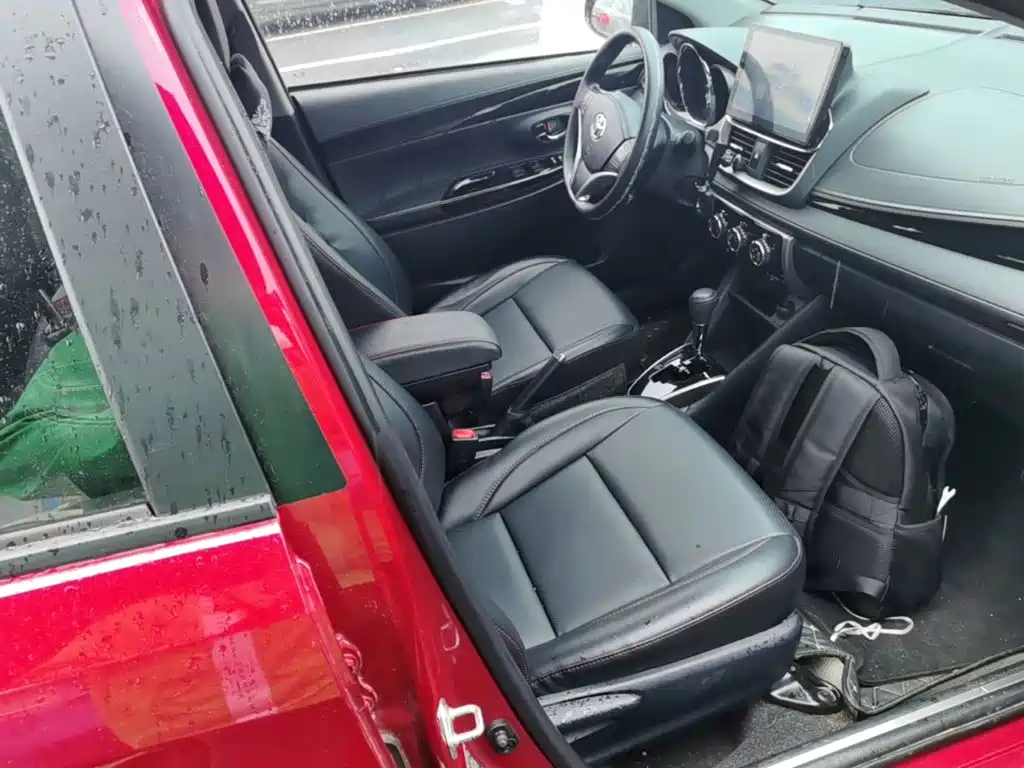 Toyota Yaris L — фото 24