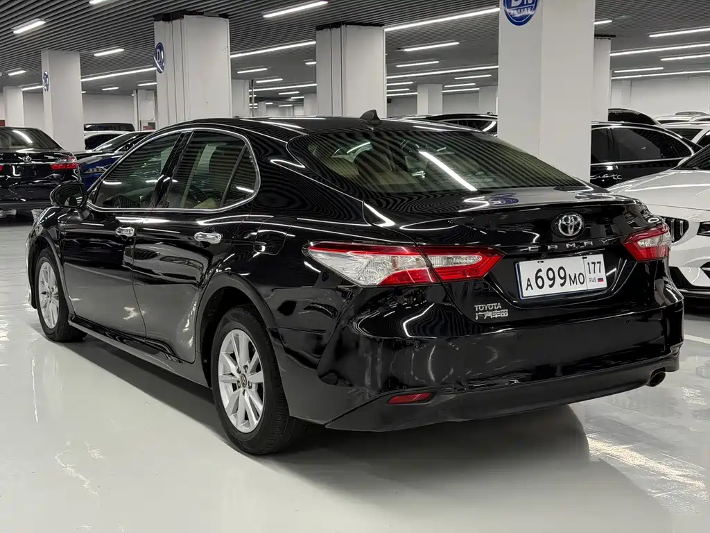 Toyota Camry — фото 5