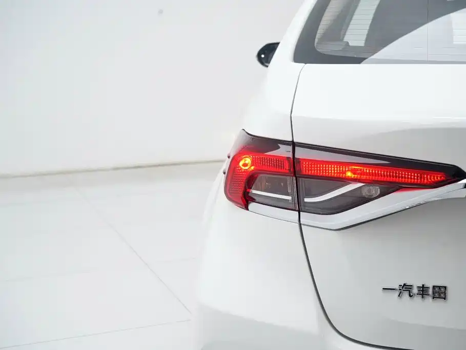Toyota Corolla — фото 11