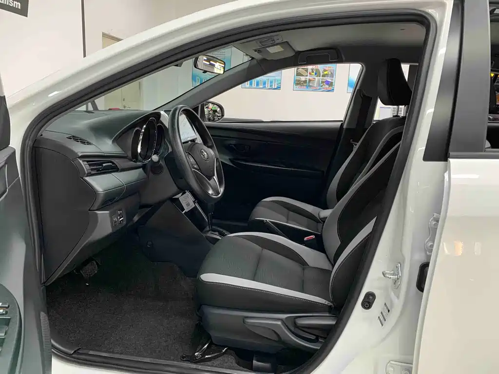 Toyota Yaris L — фото 7