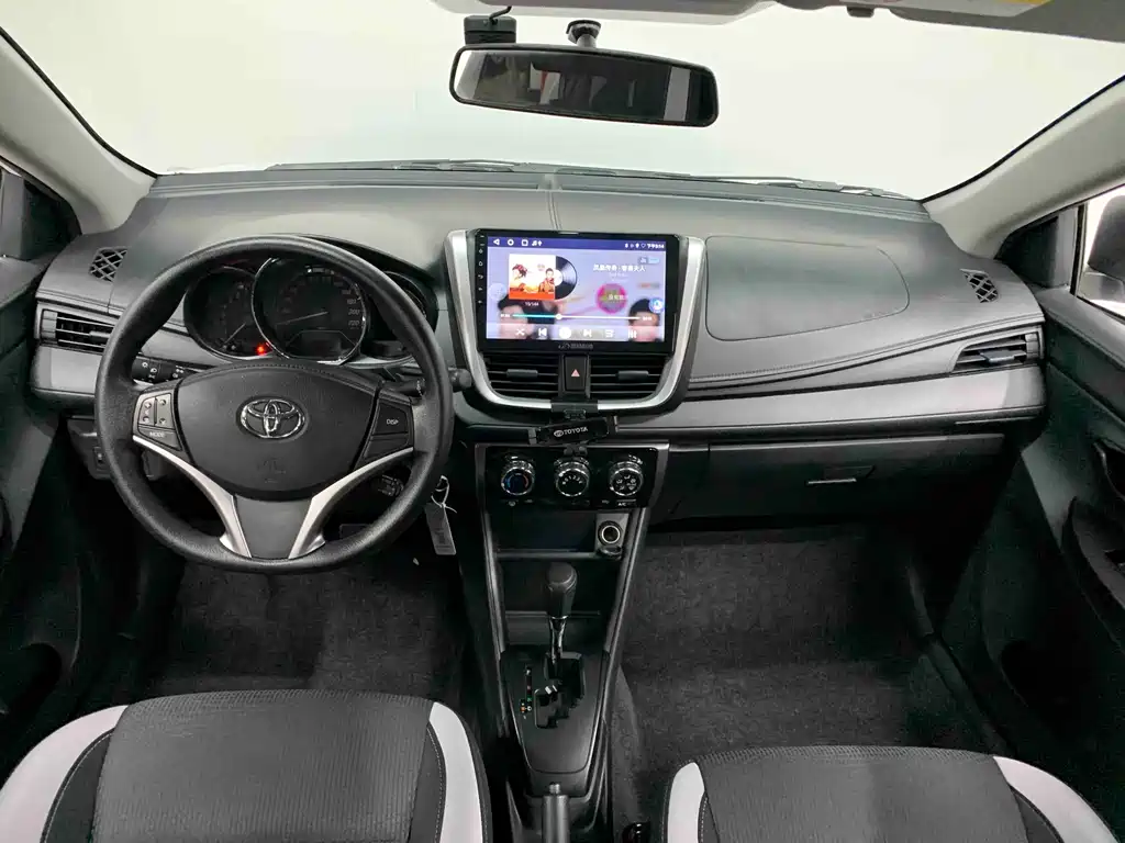 Toyota Yaris L — фото 8