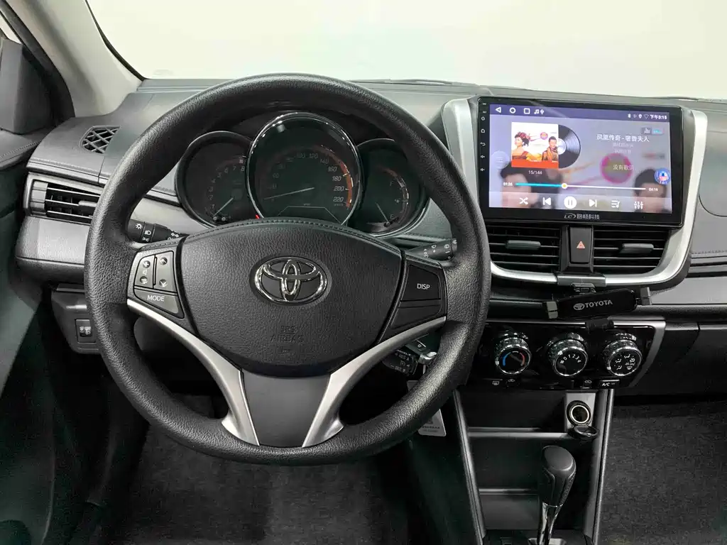 Toyota Yaris L — фото 10