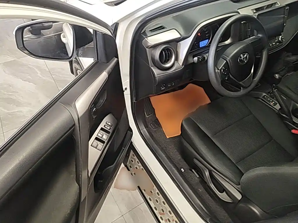 Toyota RAV4 — фото 15