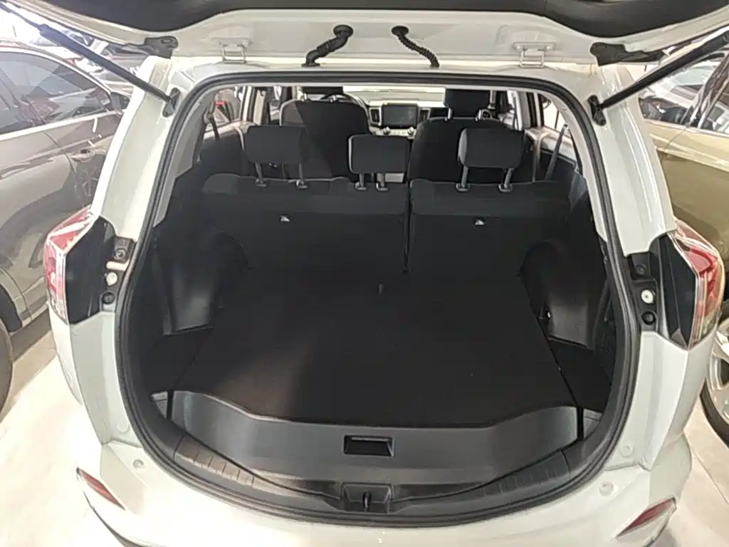 Toyota RAV4 — фото 18