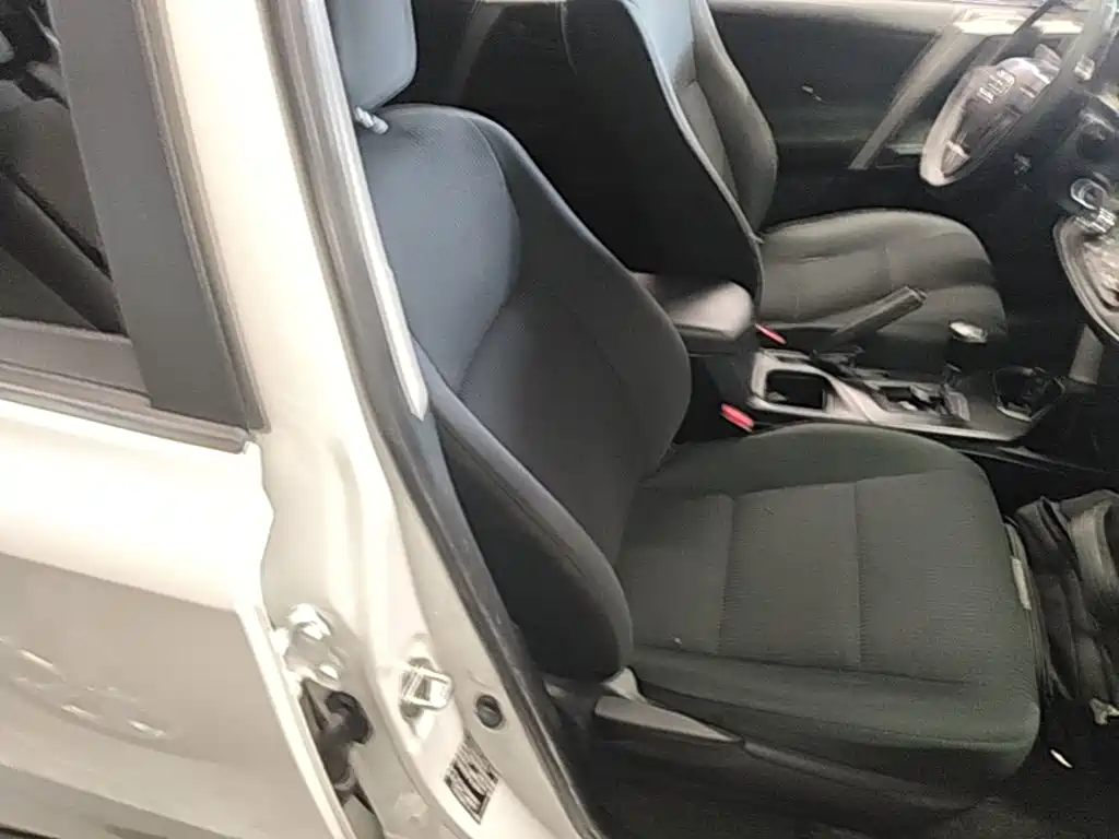 Toyota RAV4 — фото 24