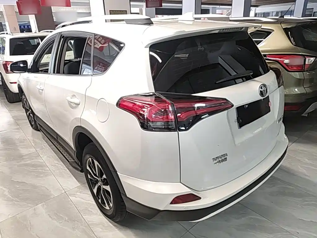 Toyota RAV4 — фото 4