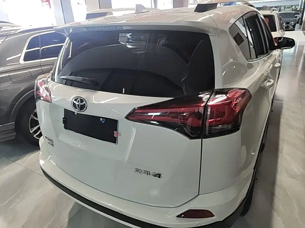 Toyota RAV4 — фото 5