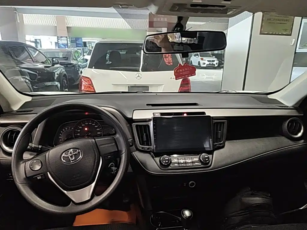 Toyota RAV4 — фото 9