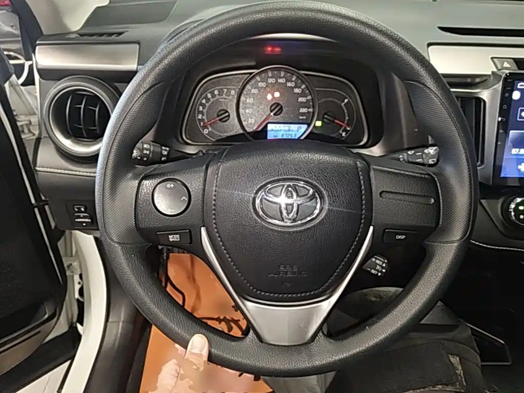 Toyota RAV4 — фото 10