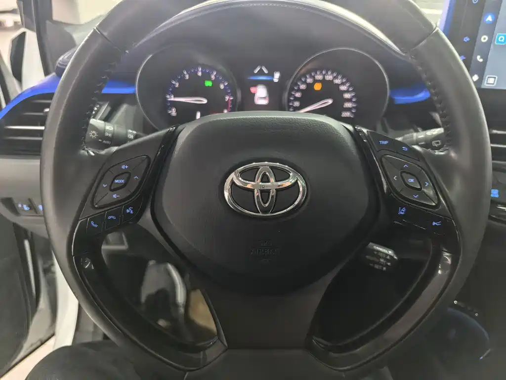 Toyota C-HR — фото 10