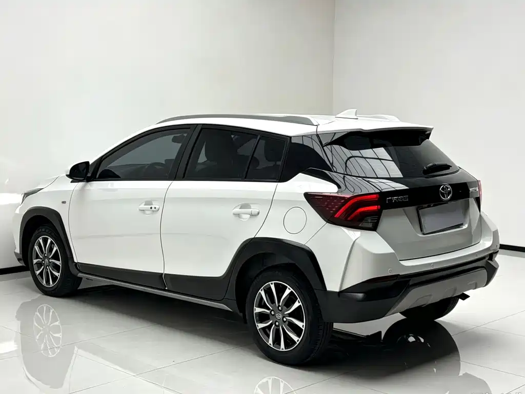 Toyota Yaris L — фото 4