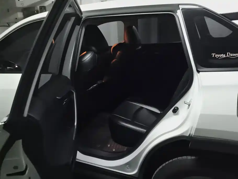 Toyota RAV4 — фото 11