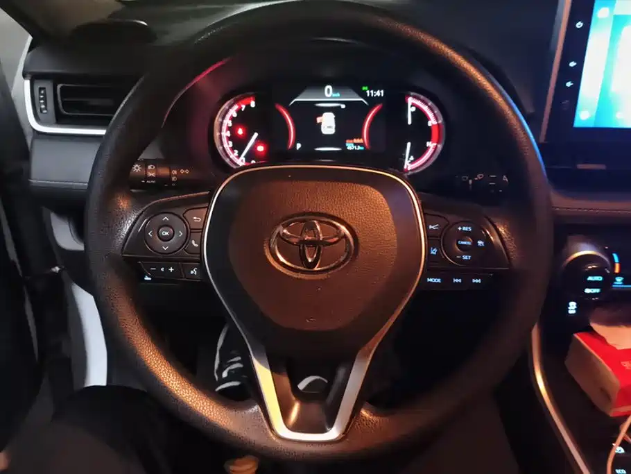 Toyota RAV4 — фото 15