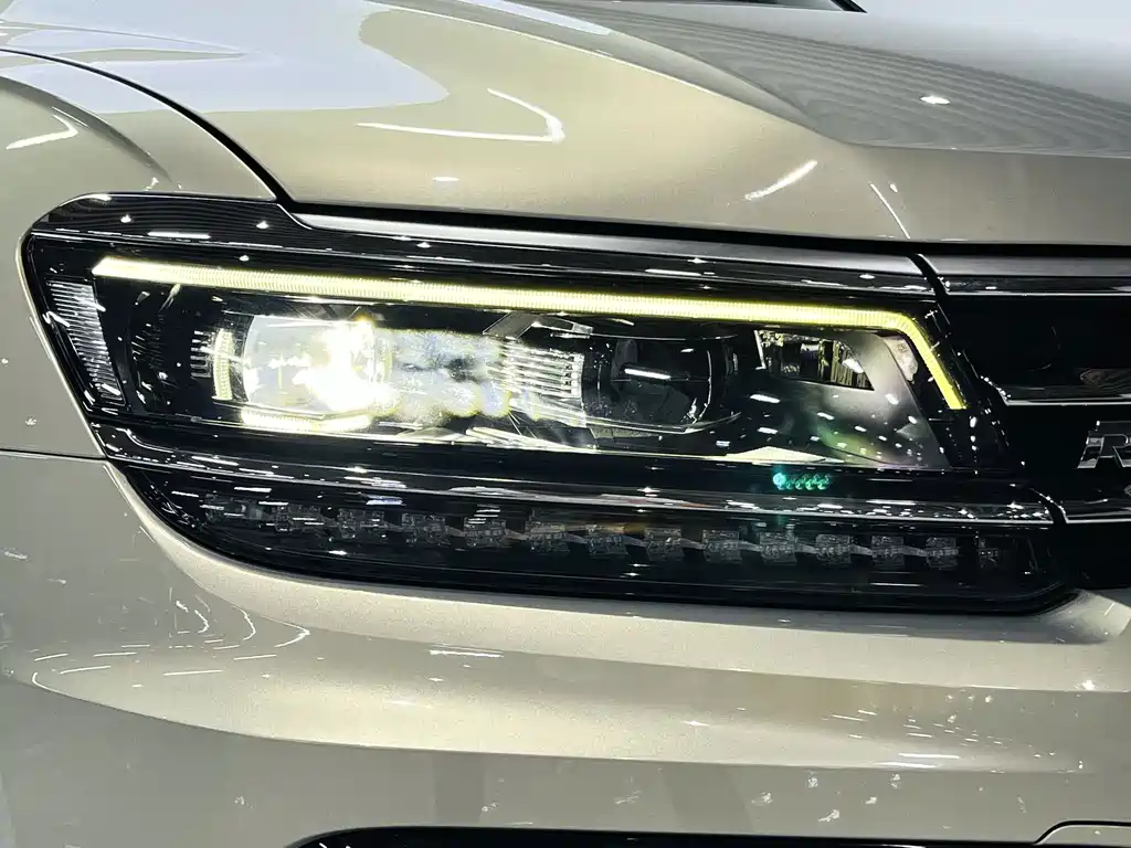 Volkswagen Tiguan L — фото 6