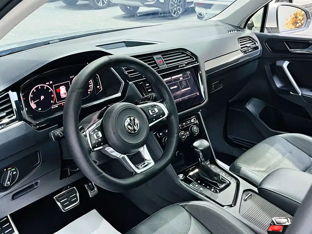Volkswagen Tiguan L — фото 8