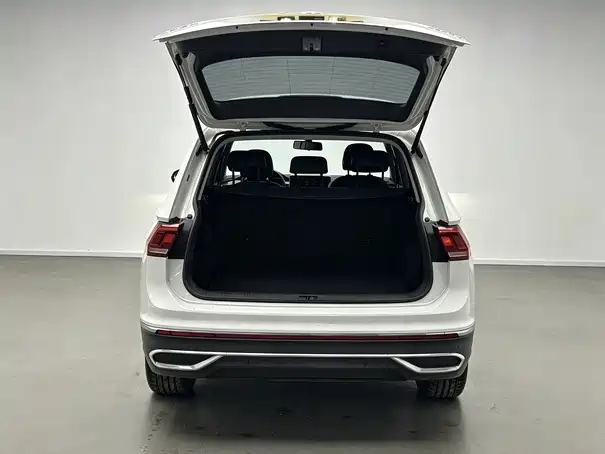 Volkswagen Tiguan L — фото 11