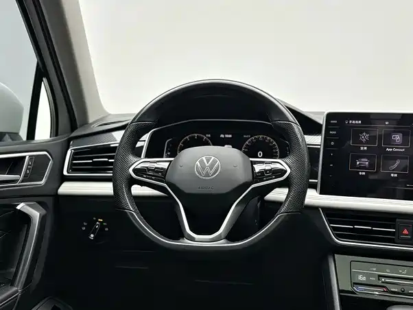 Volkswagen Tiguan L — фото 7