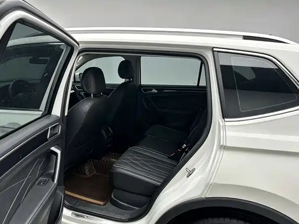 Volkswagen Tiguan L — фото 9