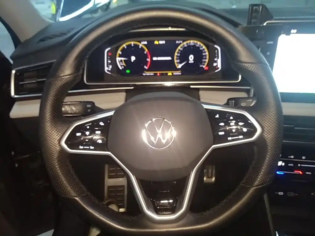 Volkswagen Tiguan L — фото 10