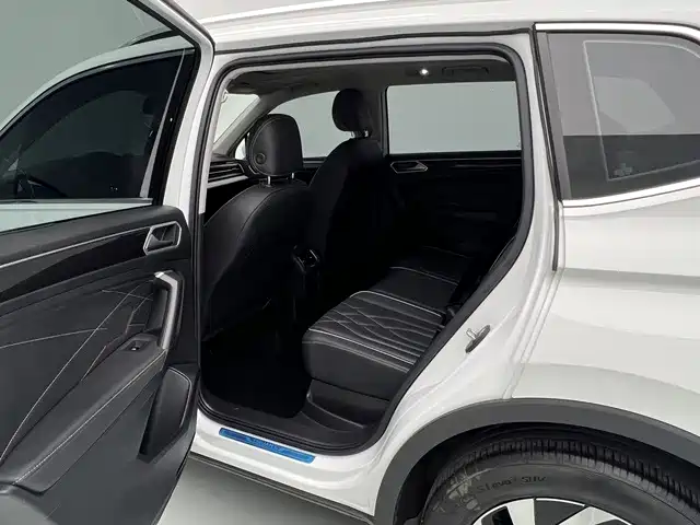 Volkswagen Tiguan L — фото 15