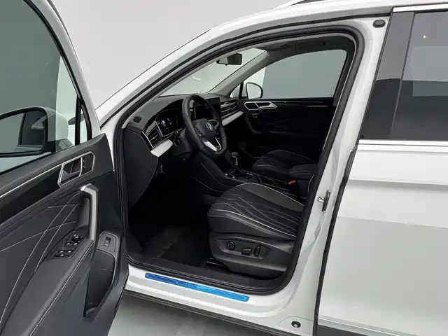 Volkswagen Tiguan L — фото 17