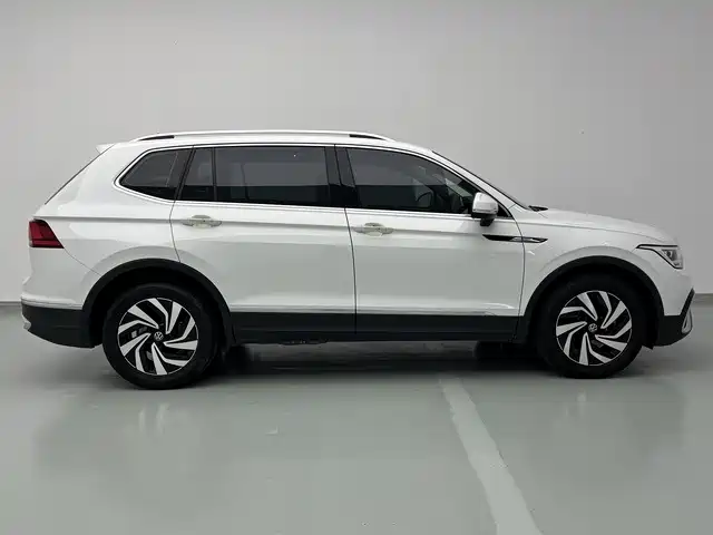 Volkswagen Tiguan L — фото 6