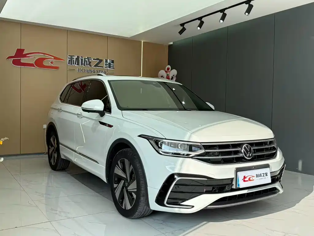 Volkswagen Tiguan L — фото 2