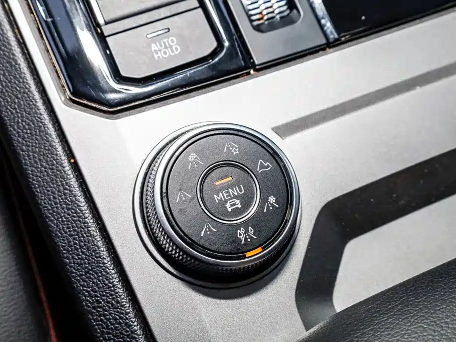 Volkswagen Touareg — фото 19