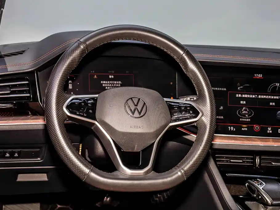 Volkswagen Touareg — фото 26