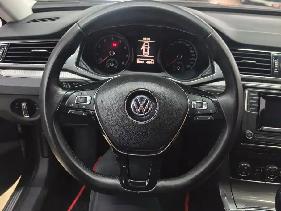 Volkswagen Passat — фото 15